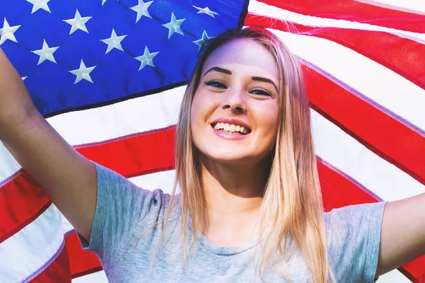 Fille avec un drapeau américain le jour de l'indépendance — Photo