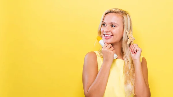 Jeune femme une bouteille de crème solaire — Photo