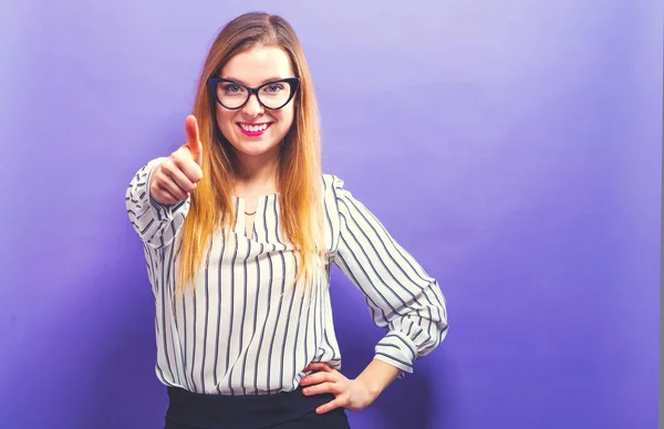 Feliz joven mujer dando pulgares hacia arriba — Foto de Stock