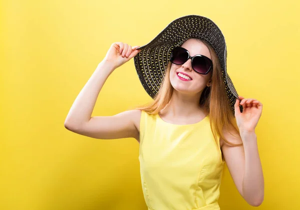 Mujer joven y feliz usando un sombrero —  Fotos de Stock