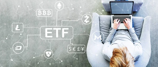 노트북을 사용 하 여 남자와 Cryptocurrency Etf 테마 — 스톡 사진