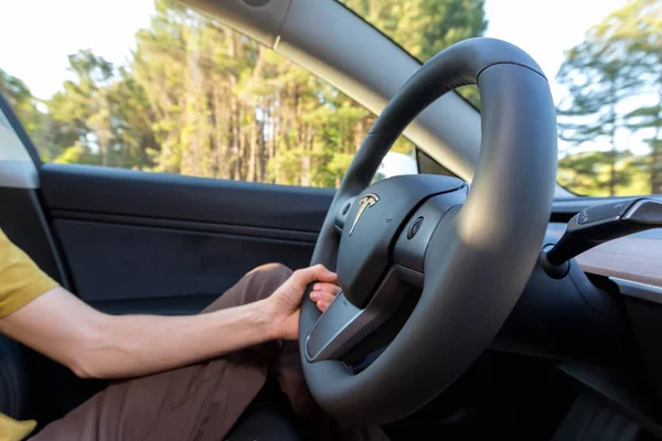 Osoba, která řídí nový Tesla Model 3 — Stock fotografie