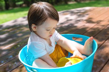Su ile oynamak genç yürümeye başlayan çocuk