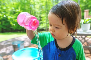 Su ile oynamak genç yürümeye başlayan çocuk