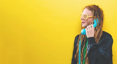 Eski retro telefonda konuşurken gürsaçlı adam