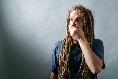 Adam ağzını sağlam bir arka plan üzerinde kapsayan