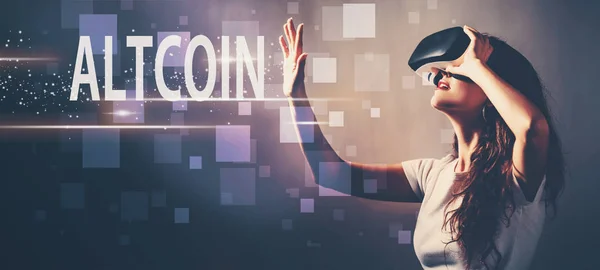 Altcoin con donna utilizzando un auricolare realtà virtuale — Foto Stock