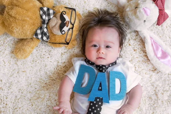 Bébé garçon célébrant la Journée des Pères avec des animaux en peluche — Photo