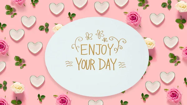 Njut av din dag meddelande med rosor och hjärtan — Stockfoto