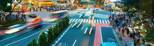 Lidé přes slavné křižovatku v Shibuya, Tokio, Japonsko — Stock fotografie