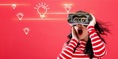 Ampuller ile bir sanal gerçeklik kulaklık kullanan kadın