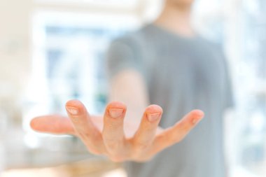 Adam elini uzatarak ve bir şeyler gösteriyor