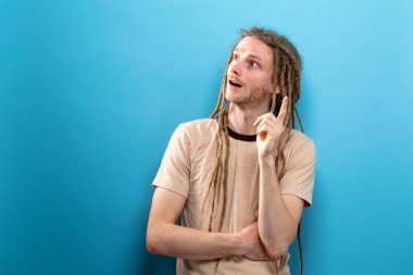 Düşünceli bir poz genç adam