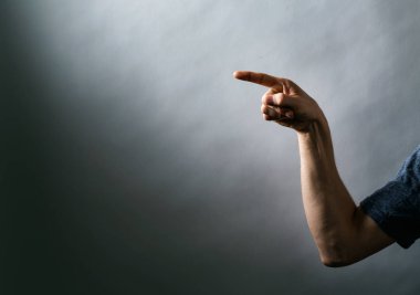 Sağlam bir arka plan üzerinde işaret eden adam