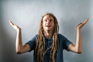 Ulaşan ve yukarı doğru arayan genç adam