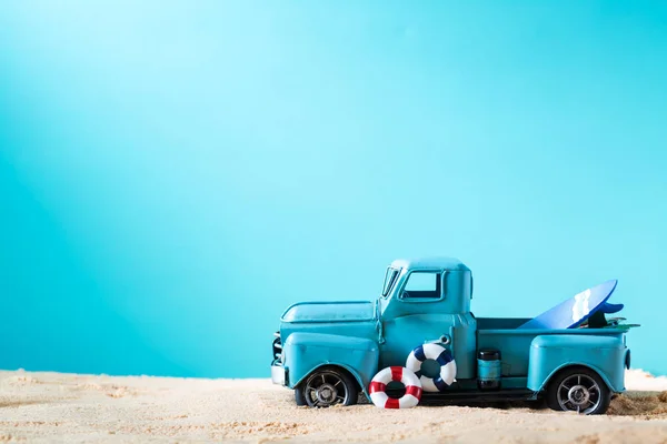 Camión azul miniatura con tabla de surf y boya —  Fotos de Stock