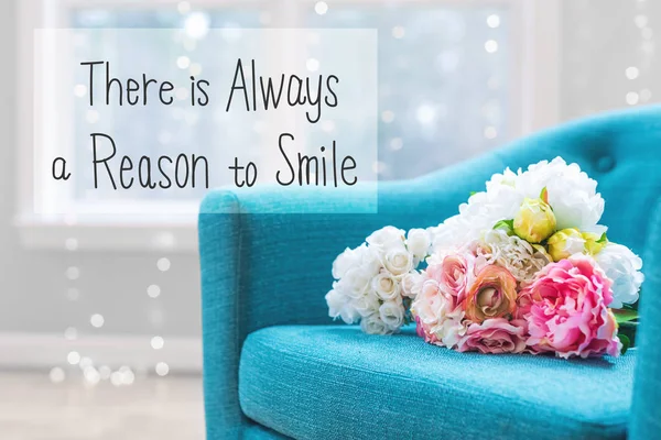 Há sempre uma razão para sorrir mensagem com buquês de flores w — Fotografia de Stock