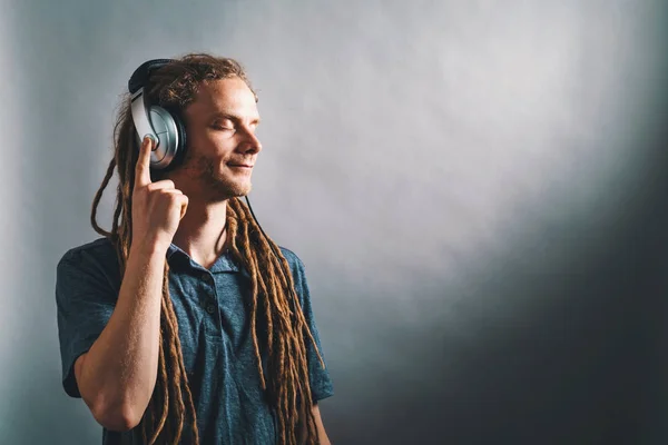 Hombre con auriculares sobre un fondo sólido — Foto de Stock