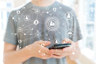 Bir akıllı telefon kullanan adam ile sosyal bağlantıları