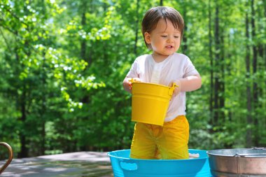 Su ile oynamak genç yürümeye başlayan çocuk