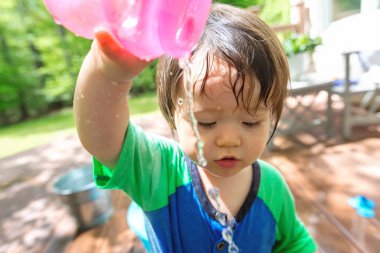 Su ile oynamak genç yürümeye başlayan çocuk