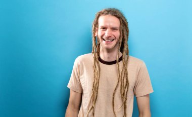 Mutlu genç adam sağlam bir arka plan üzerinde