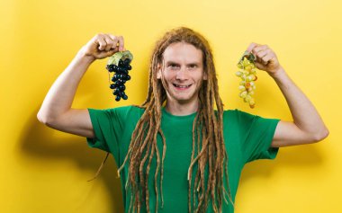 Mutlu adam yeşil ve mor üzüm holding