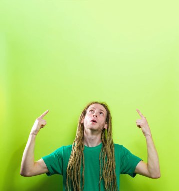 Ulaşan ve yukarı doğru arayan genç adam