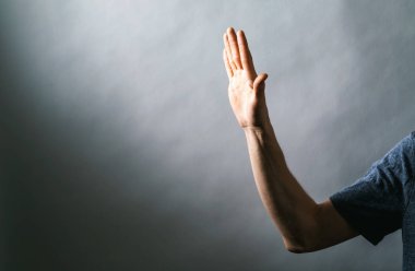 Genç adam bir şey dokunmak