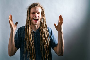 Mutsuz adam sağlam bir arka plan üzerinde