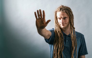 Genç adam bir ret poz yapma