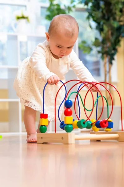 おもちゃで遊んで幸せな幼児の女の子 — ストック写真