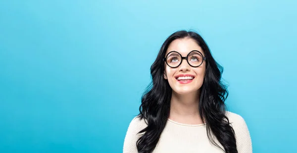 Mujer joven mirando hacia arriba — Foto de Stock