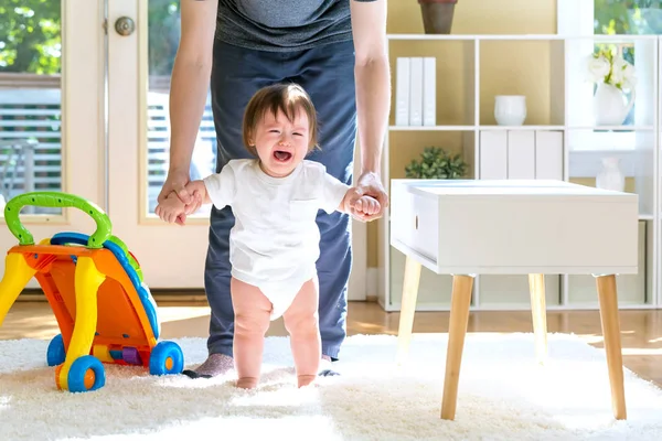 Upprörd småbarn pojke gråter i hans hus — Stockfoto