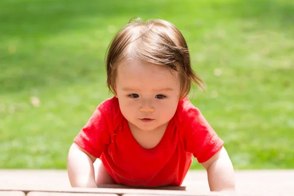 Happy baby boy gry na zewnątrz — Zdjęcie stockowe