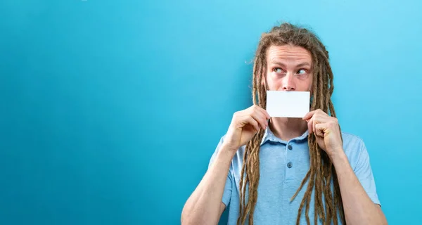 Homem segurando um cartão de mensagem em branco — Fotografia de Stock