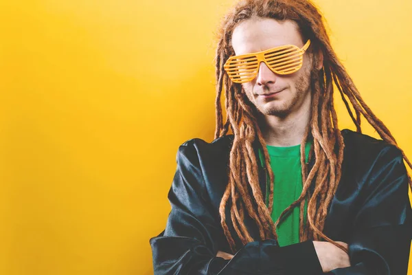 Funky fashion man met dreadlocks — Stockfoto