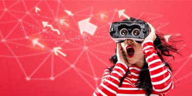 Oklarla bir sanal gerçeklik kulaklık kullanan kadın