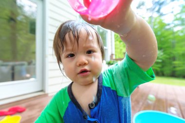Su ile oynamak genç yürümeye başlayan çocuk