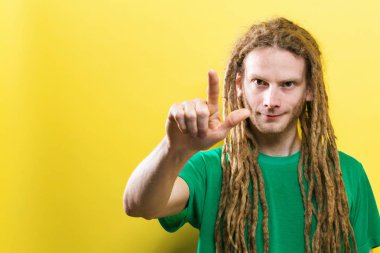 genç adam bir şeye işaret