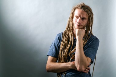 Düşünceli bir poz genç adam