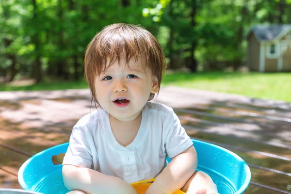 水と遊ぶ若い幼児の少年 — ストック写真