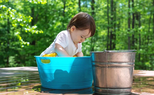 Jovem criança brincando com água — Fotografia de Stock