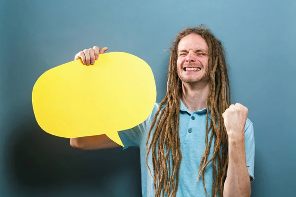 Молодий чоловік тримає бульбашку мовлення — стокове фото