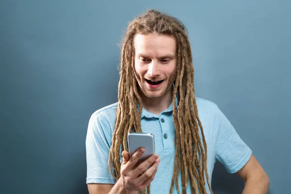 Hombre feliz mirando su celular — Foto de Stock