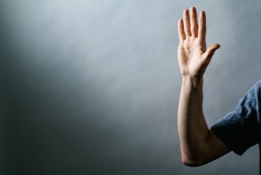 Genç adam bir şey dokunmak