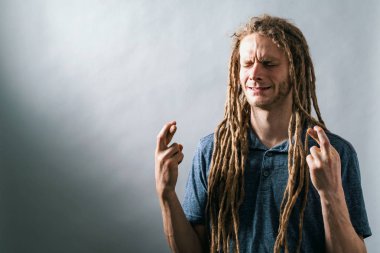 Genç adam onun parmak kapısı