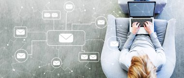 E-posta ile bir dizüstü bilgisayar kullanan adam