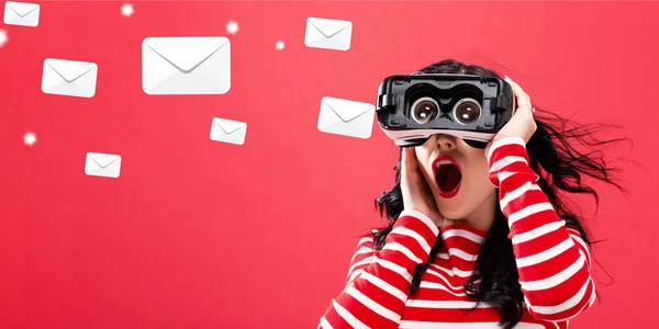 E-mail con la donna utilizzando un auricolare realtà virtuale — Foto Stock