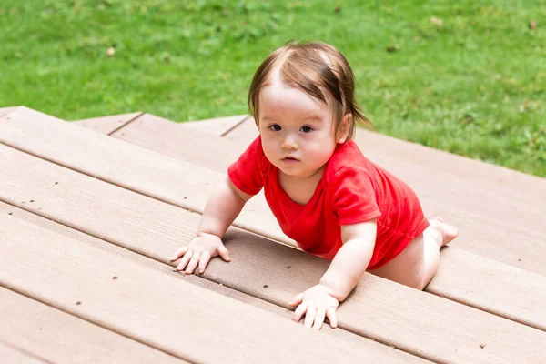 Happy bayi laki-laki bermain di luar — Stok Foto